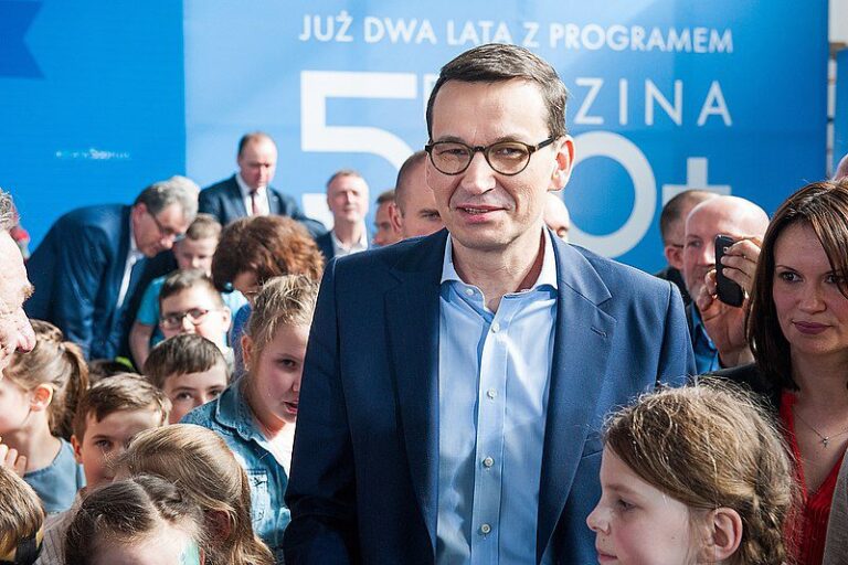 800px-Rodzina_500+_dwa_lata_premier_Mateusz_Morawiecki_w_Radymnie_z_dziećmi