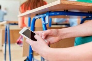 В школах Польши ученикам запрещен телефон