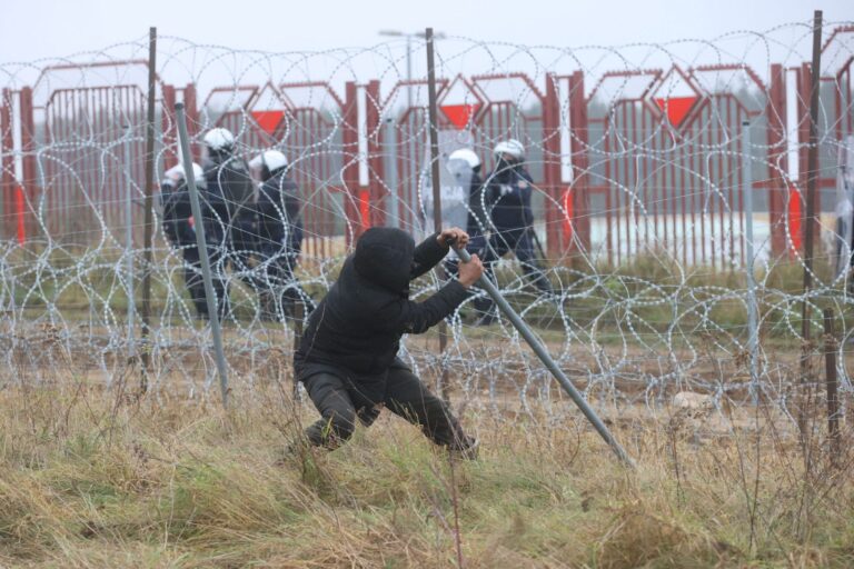 migratsiy-na-kryza-16T114142Z_120156707_RC2NVQ98HGRY_RTRMADP_3_EUROPE-MIGRANTS-BELARUS-POLAND-scaled